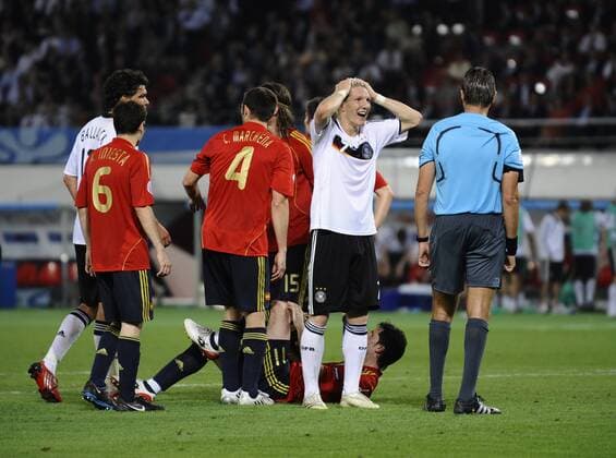 SCHWEINSTEIGER Bastian Team Deutschland und Schiedsrichter ROSETTI Roberto ITA UEFA Fussball Europameisterschaften 2008 in der Schweiz und Oesterreich. Finale in Wien im Ernst Happel Stadion Deutschland-Spanien 0:1 