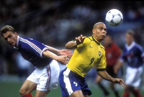 RONALDO Team_Brasilien FIFA Fussball Weltmeisterschaften 1998 in Frankreich FINALE Frankreich_Brasilien Finalspiel Frankreich_Brasilien in Paris Stade de France Fussball Aktion 