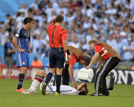 13.07.2014, Fussball WM 2014 in Brasilien, Finale: Deutschland - Argentinien in Rio de Janeiro, Maracana Stadion. Mannschaftsarzt Dr. med. Hans-Wilhelm Müller-Wohlfahrt (Deutschland) kümmert sich um Christoph Kramer (Deutschland) 