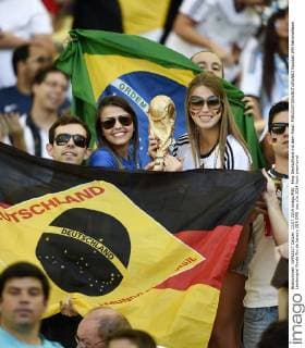 Fans Deutschland mit dem Pokal. 