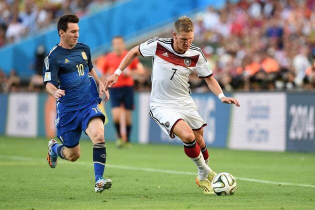 FUSSBALL WM 2014 FINALE Deutschland - Argentinien 13.07.2014 Lionel Messi (li, Argentinien) gegen Bastian Schweinsteiger (re, Deutschland)