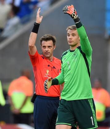 FUSSBALL WM 2014 FINALE Deutschland - Argentinien 13.07.2014 Schiedsrichter Nicola Rizzoli (li) und Torwart Manuel Neuer (Deutschland)