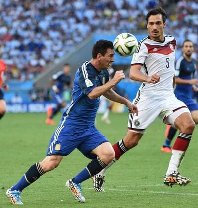 RIO DE JANEIRO, July 13, 2014 (Xinhua) -- Argentina s Lionel Messi (L) controls the ball against Germany s Mats Hummels during the final match between Germany and Argentina of 2014 FIFA World Cup at the Estadio do Maracana Stadium in Rio de Janeiro, Brazil, on July 13, 2014. (Xinhua Liu Dawei)(pcy) (SP)BRAZIL-RIO DE JANEIRO-WORLD CUP 2014-FINAL-GERMANY VS ARGENTINA 