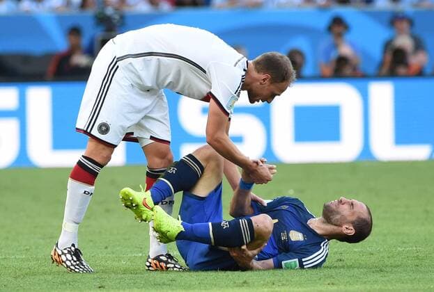 RIO DE JANEIRO, July 13, 2014 (Xinhua) -- Germany s Benedikt Howedes (L) speaks with Argentina s Pablo Zabaleta during the final match between Germany and Argentina of 2014 FIFA World Cup at the Estadio do Maracana Stadium in Rio de Janeiro, Brazil, on July 13, 2014. (Xinhua Liu Dawei)(pcy) (SP)BRAZIL-RIO DE JANEIRO-WORLD CUP 2014-FINAL-GERMANY VS ARGENTINA 