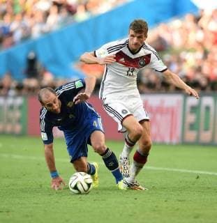 FUSSBALL WM 2014 FINALE Deutschland - Argentinien 13.07.2014 Pablo Zabaleta (li, Argentinien) gegen Thomas Mueller (re, Deutschland)