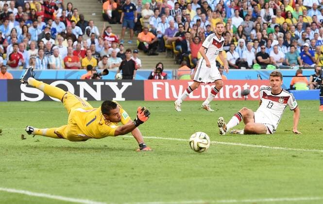 FUSSBALL WM 2014 FINALE Deutschland - Argentinien 13.07.2014 Thomas Mueller (re, Deutschland) gegen Torwart Sergio Romero (li, Argentinien)