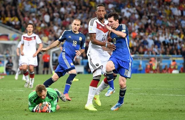 FUSSBALL WM 2014 FINALE Deutschland - Argentinien 13.07.2014 Torwart Manuel Neuer (am Boden, Deutschland) kann vor Rodrigo Palacio (li) und Lionel Messi (re, beide Argentinien) retten. Jerome Boateng (Mitte, Deutschland) hilft in der Mitte mit