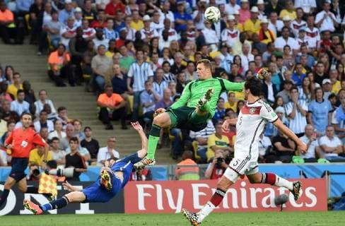 FUSSBALL WM 2014 FINALE Deutschland - Argentinien 13.07.2014 Torwart Manuel Neuer (Mitte, Deutschland) rettet vor Gonzalo Higuain (li, Argentinien) Mats Hummels (re, Deutschland) braucht nicht eingreifen