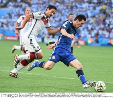 RIO DE JANEIRO, July 13, 2014 (Xinhua) -- Argentina s Lionel Messi (R) runs with the ball during the final match between Germany and Argentina of 2014 FIFA World Cup at the Estadio do Maracana Stadium in Rio de Janeiro, Brazil, on July 13, 2014. (Xinhua Liu Dawei)(pcy) (SP)BRAZIL-RIO DE JANEIRO-WORLD CUP 2014-FINAL-GERMANY VS ARGENTINA 