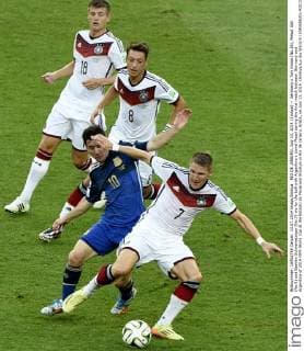 RIO DE JANEIRO, July 13, 2014 (Xinhua) -- Germany s Toni Kroos (No.18), Mesut Ozil (No.8) and Bastian Schweinsteiger (No.7) vie for the ball with Argentina s Lionel Messi during the final match between Germany and Argentina of 2014 FIFA World Cup at the Estadio do Maracana Stadium in Rio de Janeiro, Brazil, on July 13, 2014. (Xinhua Lui Siu Wai)(rh) (SP)BRAZIL-RIO DE JANEIRO-WORLD CUP 2014-FINAL-GERMANY VS ARGENTINA 