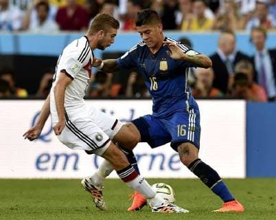 RIO DE JANEIRO, July 13, 2014 (Xinhua) -- Germany s Toni Kroos (L) vies with Argentina s Marcos Rojo during the final match between Germany and Argentina of 2014 FIFA World Cup at the Estadio do Maracana Stadium in Rio de Janeiro, Brazil, on July 13, 2014. (Xinhua Qi Heng)(pcy) (SP)BRAZIL-RIO DE JANEIRO-WORLD CUP 2014-FINAL-GERMANY VS ARGENTINA 