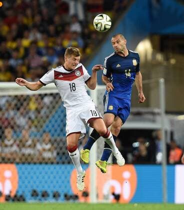 FUSSBALL WM 2014 FINALE Deutschland - Argentinien 13.07.2014 Toni Kroos (li, Deutschland) gegen Javier Mascherano (re, Argentinien)
