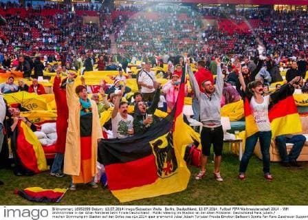 Berlin, Deutschland, 13.07.2014: Fußball FIFA Weltmeisterschaft 2014 - WM Wohnzimmer in der Alten Försterei beim Finale Deutschland . Public Viewing im Stadion an der Alten Försterei: Deutschland Fans jubeln machen Stimmung im Stadion auf den Sofas