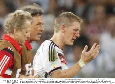 Bastian SCHWEINSTEIGER, DFB 7 Verletzung, Verstauchung, Zerrung, Tape, Verband, Tapeverband, Wunde, Verletzung, Eis, Druckverband, Kompression, Kompressionsverband DEUTSCHLAND - ARGENTINIEN FIFA Fussball WM FINALE Weltmeisterschaft am 13.07.2014 im Maracana Stadion von Rio de Janeiro