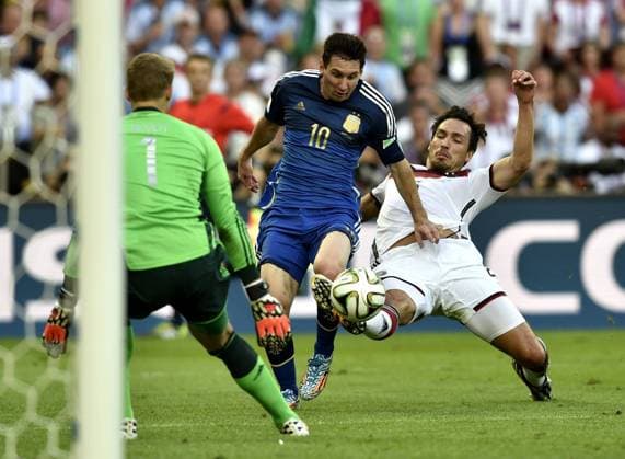 RIO DE JANEIRO, July 13, 2014 (Xinhua) -- Germany s Mats Hummels (R) and goalkeeper Manuel Neuer (L) defend against Argentina s Lionel Messi during the final match between Germany and Argentina of 2014 FIFA World Cup at the Estadio do Maracana Stadium in Rio de Janeiro, Brazil, on July 13, 2014. (Xinhua Qi Heng)(pcy) (SP)BRAZIL-RIO DE JANEIRO-WORLD CUP 2014-FINAL-GERMANY VS ARGENTINA 
