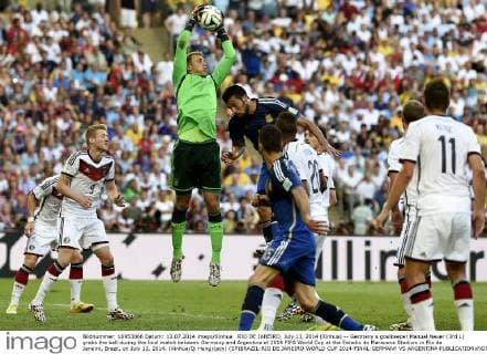 RIO DE JANEIRO, July 13, 2014 (Xinhua) -- Germany s goalkeeper Manuel Neuer (3rd L) grabs the ball during the final match between Germany and Argentina of 2014 FIFA World Cup at the Estadio do Maracana Stadium in Rio de Janeiro, Brazil, on July 13, 2014. (Xinhua Qi Heng)(pcy) (SP)BRAZIL-RIO DE JANEIRO-WORLD CUP 2014-FINAL-GERMANY VS ARGENTINA 