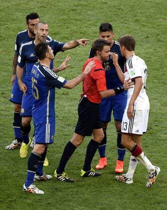 RIO DE JANEIRO, July 13, 2014 (Xinhua) -- Germany s Thomas Muller (1st R) argues with Argentina s Javier Mascherano (2nd L) during the final match between Germany and Argentina of 2014 FIFA World Cup at the Estadio do Maracana Stadium in Rio de Janeiro, Brazil, on July 13, 2014. (Xinhua Lui Siu Wai)(rh) (SP)BRAZIL-RIO DE JANEIRO-WORLD CUP 2014-FINAL-GERMANY VS ARGENTINA 