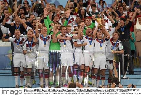 FUSSBALL WM 2014 FINALE Deutschland 13.07.2014 DEUTSCHLAND FEIERT DEN WM TITEL: Christoph Kramer, Benedikt Höwedes, Bastian Schweinsteiger, Torwart Manuel Neuer, Miroslav Klose, Andre Schürrle, Lukas Podolski, Philipp Lahm und Thomas Müller (v.l.) jubeln mit dem WM Pokal