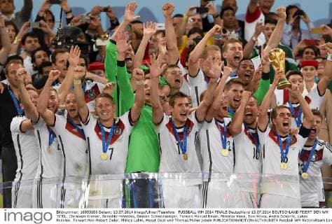 FUSSBALL WM 2014 FINALE Deutschland 13.07.2014 DEUTSCHLAND FEIERT DEN WM TITEL: Christoph Kramer, Benedikt Höwedes, Bastian Schweinsteiger, Torwart Manuel Neuer, Miroslav Klose, Toni Kroos, Andre Schürrle, Lukas Podolski, Torwart Ron-Robert Zieler, Philipp Lahm, Mesut Oezil und Thomas Müller jubeln