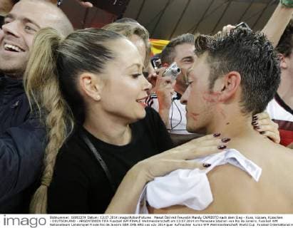 Mesut Özil mit Freundin Mandy CAPRISTO nach dem Sieg - Kuss, küssen, Küsschen - DEUTSCHLAND - ARGENTINIEN FIFA Fussball WM FINALE Weltmeisterschaft am 13.07.2014 im Maracana Stadion von Rio de Janeiro.