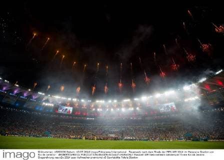 Feuerwerk nach dem Finale der FIFA WM 2014 im Maracana Stadion von Rio de Janeiro - xROBERTOxMAYAx 