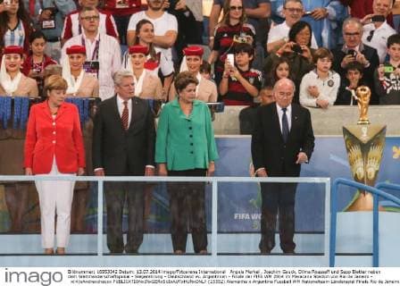 Angela Merkel , Joachim Gauck, Dilma Rousseff und Sepp Blatter neben dem Weltmeisterschaftspokal - Siegerehrung - Deutschland vs. Argentinien - Finale der FIFA WM 2014 im Maracana Stadion von Rio de Janeiro - x(4)xAndrexchacox  (25552) Alemanha x Argentina