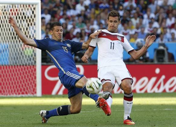 Rio de Janeiro, World Cup 2014 final between Germany and Argentina. In this picture, Martin Demichelis and Miroslav Klose. xJOSExANTONIOxSANZx 