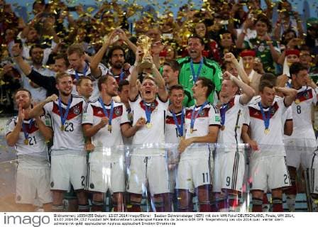 Bastian Schweinsteiger (GER) mit dem WM-Pokal DEUTSCHLAND, Finale, WM 2014, 13.07.2014 EP_CEZ