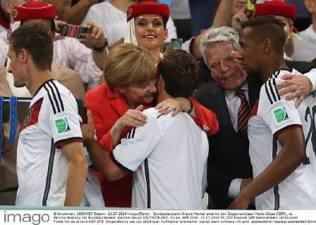 Bundeskanzlerin Angela Merkel umarmt den Siegtorschützen Mario Götze (GER), re. Jerome Boateng mit Bundespräsident Joachim Gauck DEUTSCHLAND, Finale, WM 2014, 13.07.2014 EP_CEZ