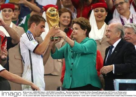 Die brasilianische Präsidentin Dilma Rousseff übergibt den WM Pokal an Philipp Lahm (GER) , rechts FIFA s Präsident Sepp Blatter DEUTSCHLAND, Finale, WM 2014, 13.07.2014 EP_CEZ