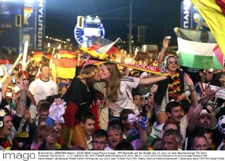 WM-Fanmeile auf der Straße des 17. Juni vor dem Brandenburger Tor beim Finalspiel Deutschland (1:0) während der FIFA Fußball-Weltmeisterschaft 2014. Berlin, 13.07.2014 xS.xGabschx xFuturexImage