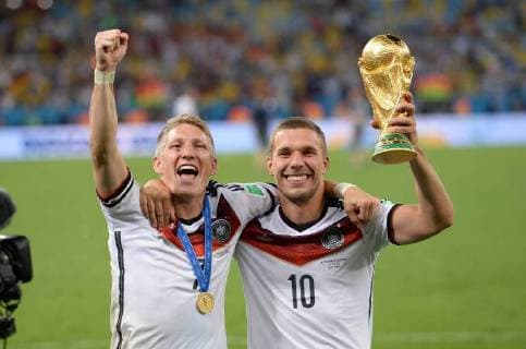 FUSSBALL WM 2014 FINALE Deutschland 13.07.2014 DEUTSCHLAND FEIERT DEN WM TITEL: Bastian Schweinsteiger (li) und Lukas Podolski (re) jubeln mit dem WM Pokal