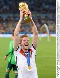 FUSSBALL WM 2014 FINALE Deutschland 13.07.2014 DEUTSCHLAND FEIERT DEN WM TITEL: Andre Schürrle jubelt mit dem WM Pokal
