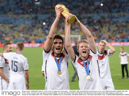 FUSSBALL WM 2014 FINALE Deutschland 13.07.2014 DEUTSCHLAND FEIERT DEN WM TITEL: Mats Hummels (li) und Andre Schürrle jubeln mit dem WM Pokal