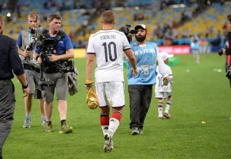 FUSSBALL WM 2014 FINALE Deutschland 13.07.2014 DEUTSCHLAND FEIERT DEN WM TITEL: Lukas Podolski (Deutschland) treagt den Pokal