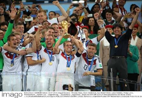 Miroslav Klose, Kevin Großkreutz, Ron-Robert Zieler, Lukas Podolski, Philipp Lahm, Thomas Müller , Joachim Löw - Siegerehrung - Deutschland - Argentinien - Finale der FIFA WM 2014 im Maracana Stadion von Rio de Janeiro -( x(134)xRodolfoxBuhrerx xLaxImagemx  (25552) Alemanha x Argentina