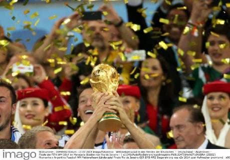 Weltmeisterpokal in den Händen der Deutschen - Deutschland - Argentinien - Finale der FIFA WM 2014 im Maracana Stadion von Rio de Janeiro - ( x(134)xRodolfoxBuhrerx xLaxImagemx  (25552) Alemanha x Argentina