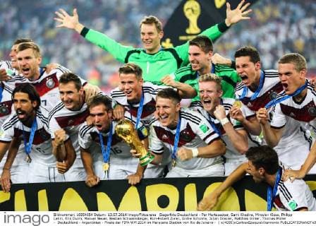 Siegerfoto Deutschland - Per Mertesacker, Sami Khedira, Miroslav Klose, Philipp Lahm, Erik Durm, Manuel Neuer, Bastian Schweinsteiger, Ron-Robert Zieler, Andre Schürrle, Julian Draxler, Matthias Ginter, Thomas Müller - Deutschland - Argentinien - Finale der FIFA WM 2014 im Maracana Stadion von Rio de Janeiro - ( x(4095)xCarlosxEzequielxVannonix (25552) Alemanha x Argentina