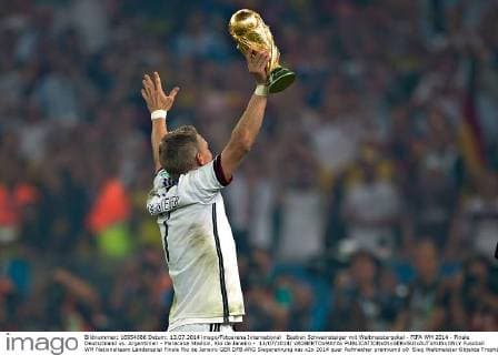 Bastian Schweinsteiger mit Weltmeisterpokal - FIFA WM 2014 - Finale Deutschland vs. Argentinien - Maracana Stadion, Rio de Janeiro - 13 07 2014 xROBERTOxMAYAx 