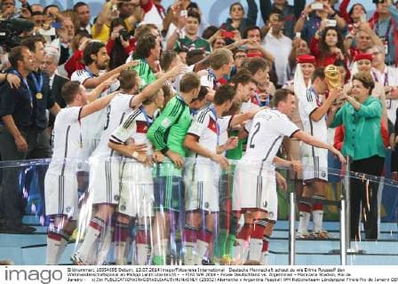 Deutsche Mannschaft schaut zu wie Dilma Rousseff den Weltmeisterschaftspokal an Philipp Lahm überreicht - - FIFA WM 2014 - Finale Deutschland vs. Argentinien - Maracana Stadion, Rio de Janeiro - x(3)x  (25552) Alemanha x Argentina