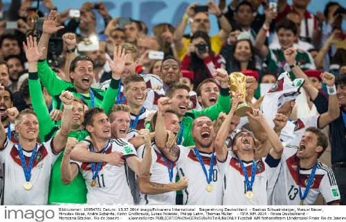 Siegerehrung Deutschland - Bastian Schweinsteiger, Manuel Neuer, Miroslav Klose, Andre Schürrle, Kevin Großkreutz, Lukas Podolski, Philipp Lahm, Thomas Müller - FIFA WM 2014 - Finale Deutschland - Maracana Stadion, Rio de Janeiro - xJonnexRorizx 