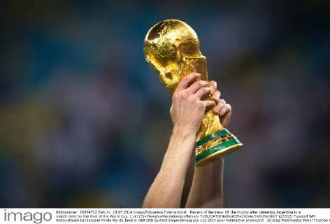 Players of Germany lift the trophy after defeating Argentina in a match valid for the final of the World Cup. ( x(725)xMarceloxMachadoxdexMelox x  (25552)