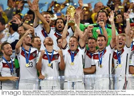 Weltmeister Deutschland, Shkodran Mustafi, Christoph Kramer, Manuel Neuer, Benedikt Höwedes, Julian Draxler, Bastian Schweinsteiger, Erik Durm, Miroslav Klose, Andre Schürrle, hinten Sami Khedira, Per Mertesacker und Roman Weidenfeller,