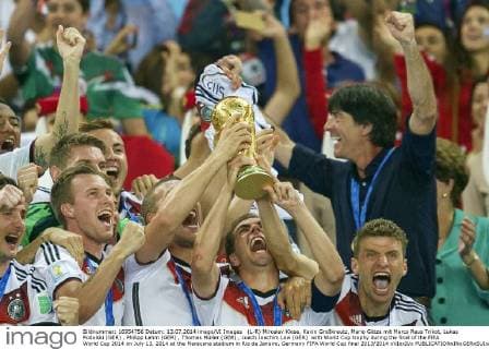 (L-R) Miroslav Klose, Kevin Großkreutz, Mario Götze mit Marco Reus Trikot, Lukas Podolski (GER) , Philipp Lahm (GER) , Thomas Müller (GER) , coach Joachim Löw (GER) with World Cup trophy during the final of the FIFA World Cup 2014 on July 13, 2014 at the Maracana stadium in Rio de Janeiro. Germany FIFA World Cup final 2013 2014 xVIxxIVx 2452736