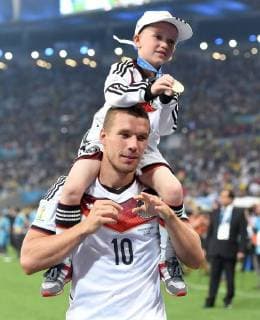 FUSSBALL WM 2014 FINALE Deutschland 13.07.2014 DEUTSCHLAND FEIERT DEN WM TITEL: Lukas Podolski mit seinem Sohn Louis Gabriel