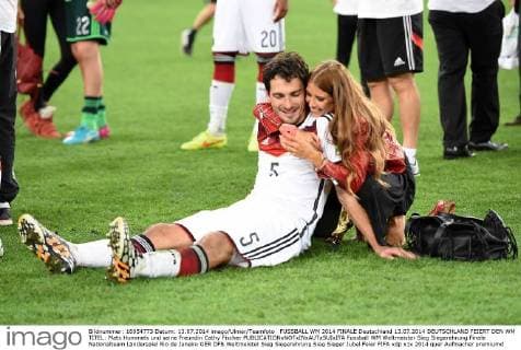 FUSSBALL WM 2014 FINALE Deutschland 13.07.2014 DEUTSCHLAND FEIERT DEN WM TITEL: Mats Hummels und seine Freundin Cathy Fischer
