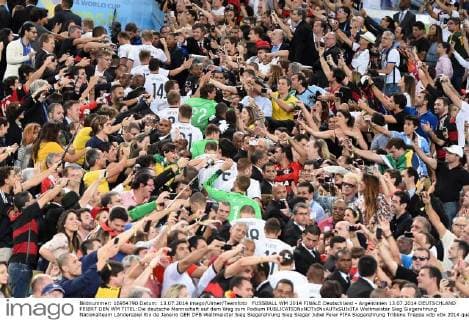 FUSSBALL WM 2014 FINALE Deutschland - Argentinien 13.07.2014 DEUTSCHLAND FEIERT DEN WM TITEL:Die deutsche Mannschaft auf dem Weg zum Podium