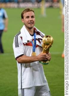 FUSSBALL WM 2014 FINALE Deutschland 13.07.2014 DEUTSCHLAND FEIERT DEN WM TITEL: Mario Götze jubelt mit dem WM Pokal