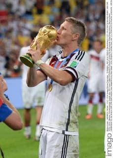 FUSSBALL WM 2014 FINALE Deutschland 13.07.2014 DEUTSCHLAND FEIERT DEN WM TITEL 2014: Bastian Schweinsteiger kuesst den WM Pokal