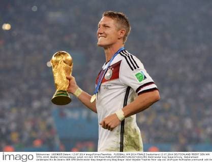FUSSBALL WM 2014 FINALE Deutschland 13.07.2014 DEUTSCHLAND FEIERT DEN WM TITEL 2014: Bastian Schweinsteiger jubelt mit dem WM Pokal